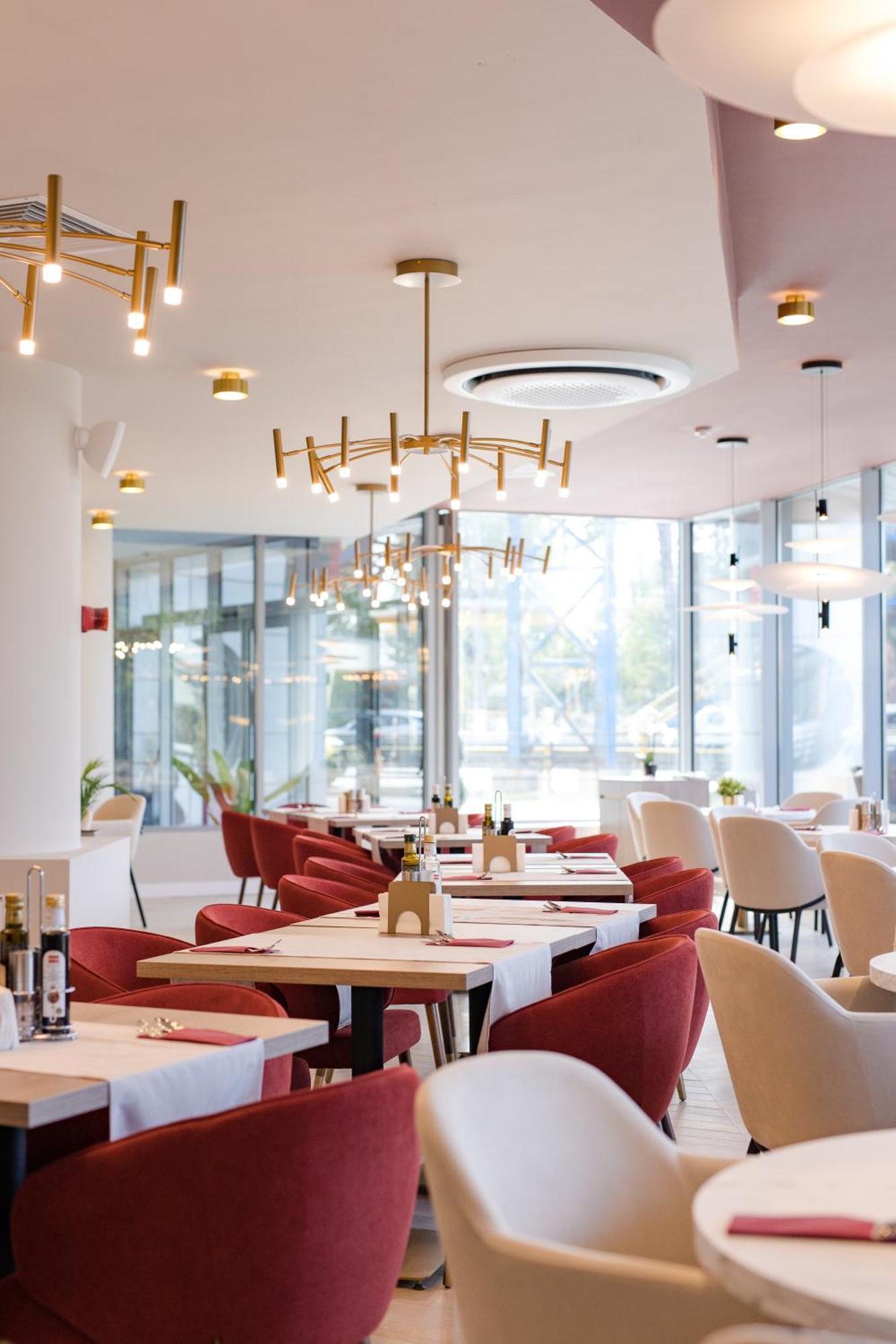 Ramada By Wyndham Bucharest Otopeni Airport Екстериор снимка
