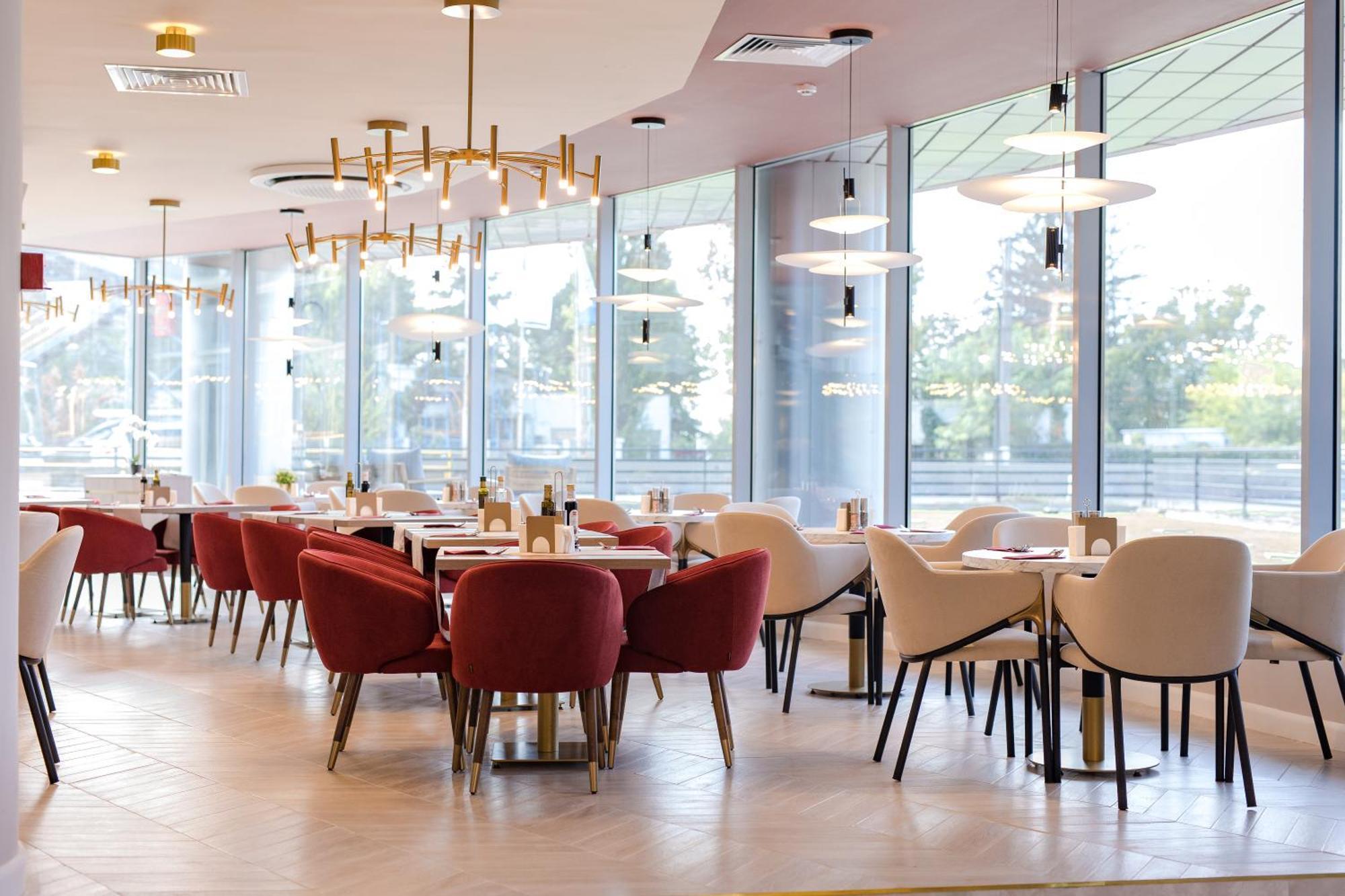 Ramada By Wyndham Bucharest Otopeni Airport Екстериор снимка