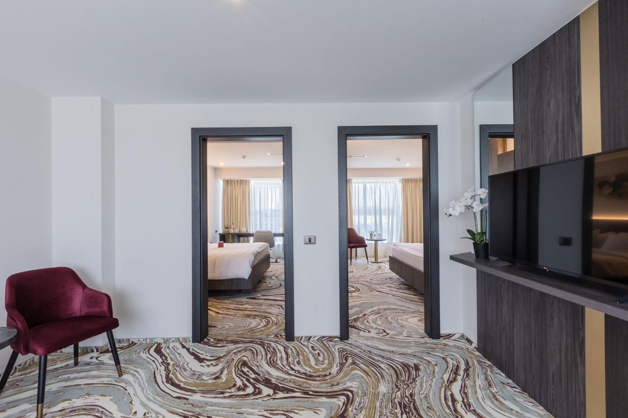Ramada By Wyndham Bucharest Otopeni Airport Екстериор снимка