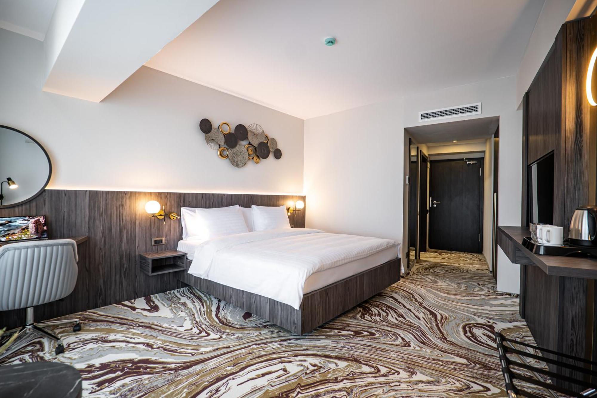 Ramada By Wyndham Bucharest Otopeni Airport Екстериор снимка