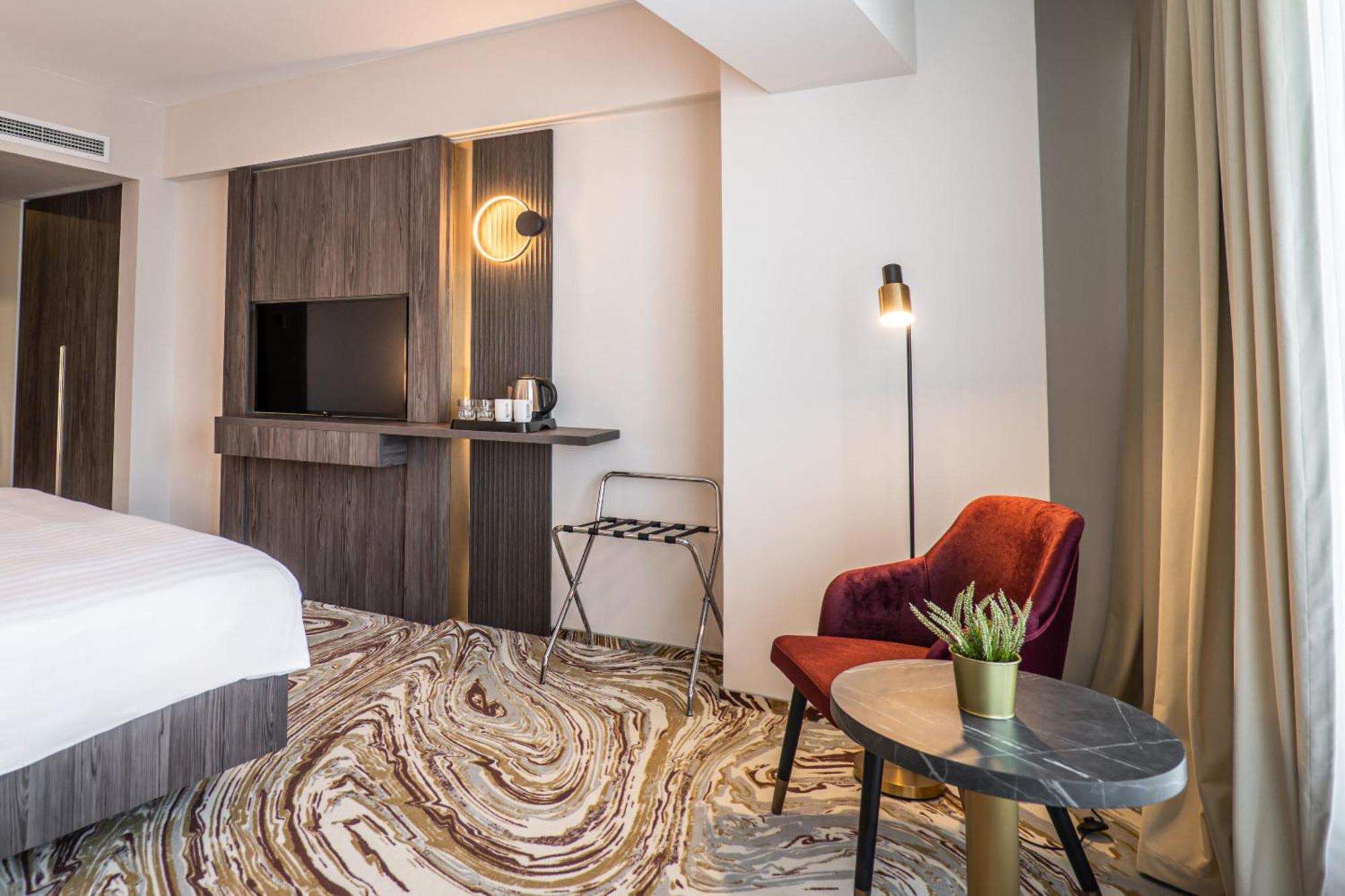 Ramada By Wyndham Bucharest Otopeni Airport Екстериор снимка