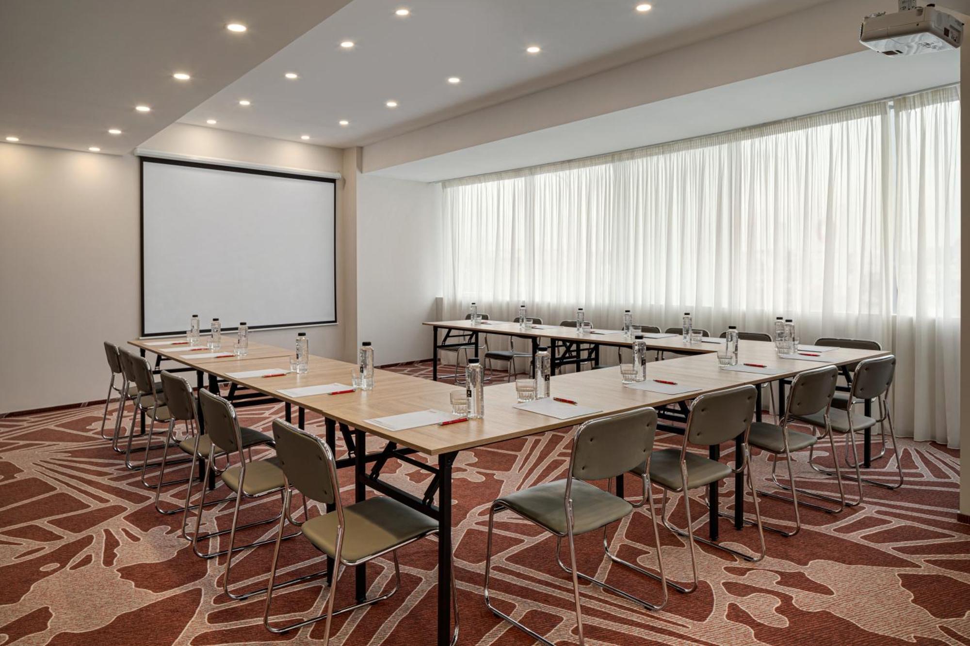 Ramada By Wyndham Bucharest Otopeni Airport Екстериор снимка