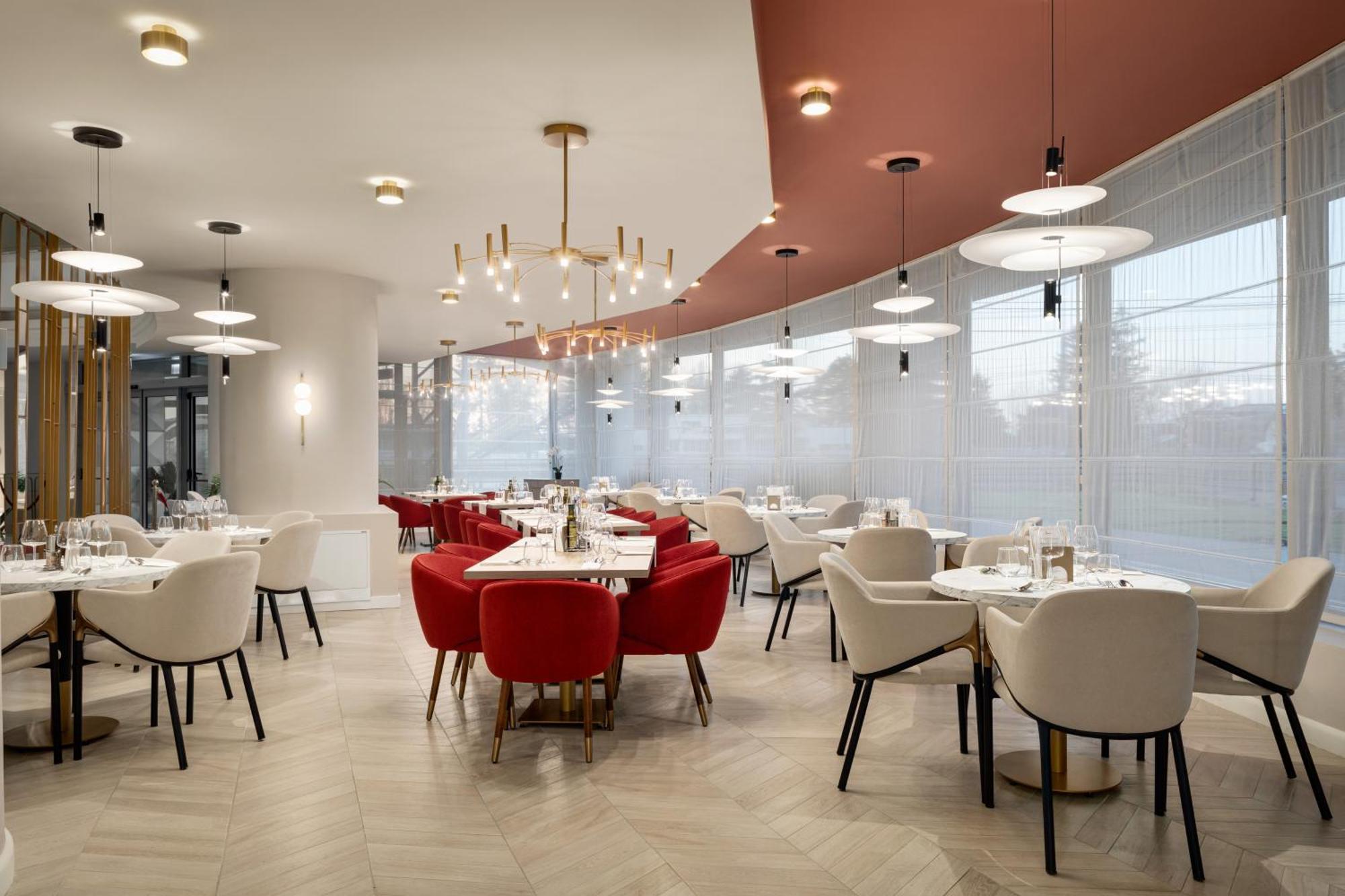 Ramada By Wyndham Bucharest Otopeni Airport Екстериор снимка
