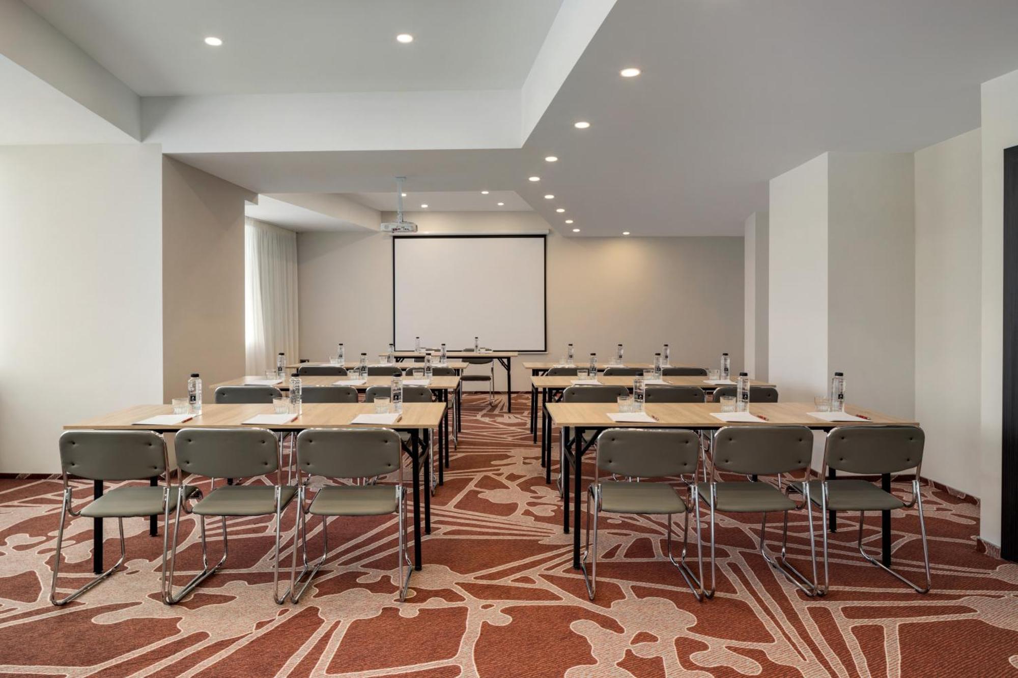 Ramada By Wyndham Bucharest Otopeni Airport Екстериор снимка