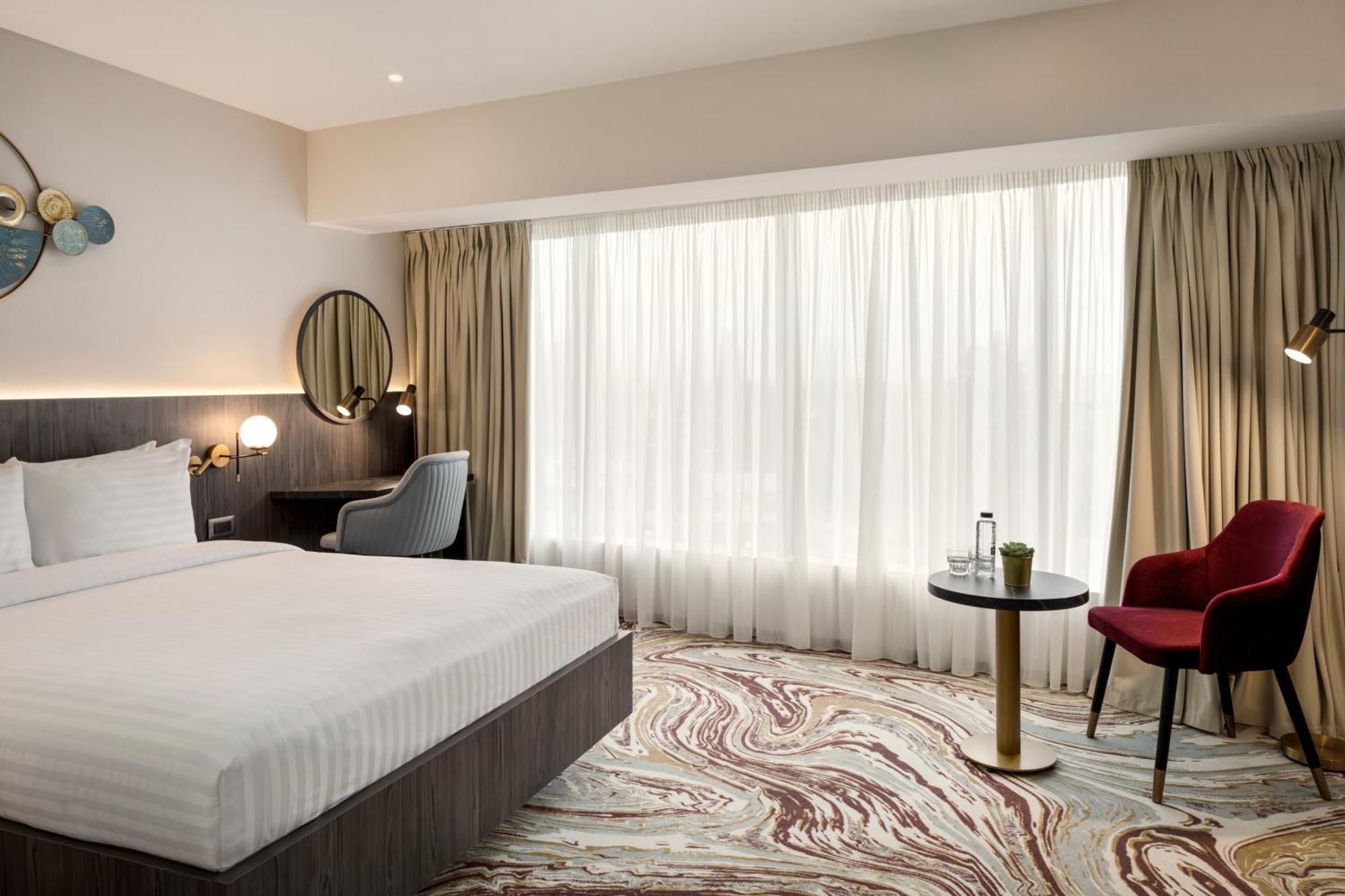 Ramada By Wyndham Bucharest Otopeni Airport Екстериор снимка