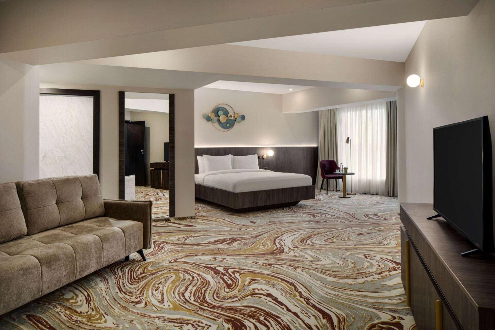Ramada By Wyndham Bucharest Otopeni Airport Екстериор снимка