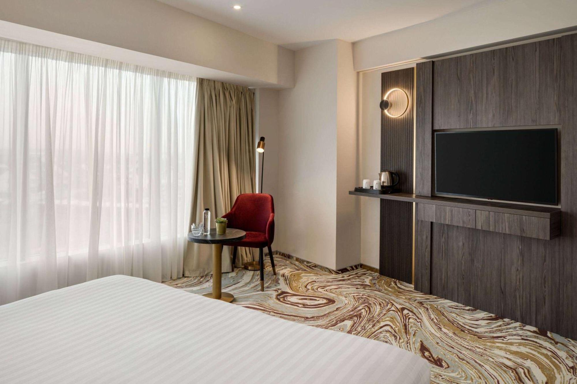 Ramada By Wyndham Bucharest Otopeni Airport Екстериор снимка