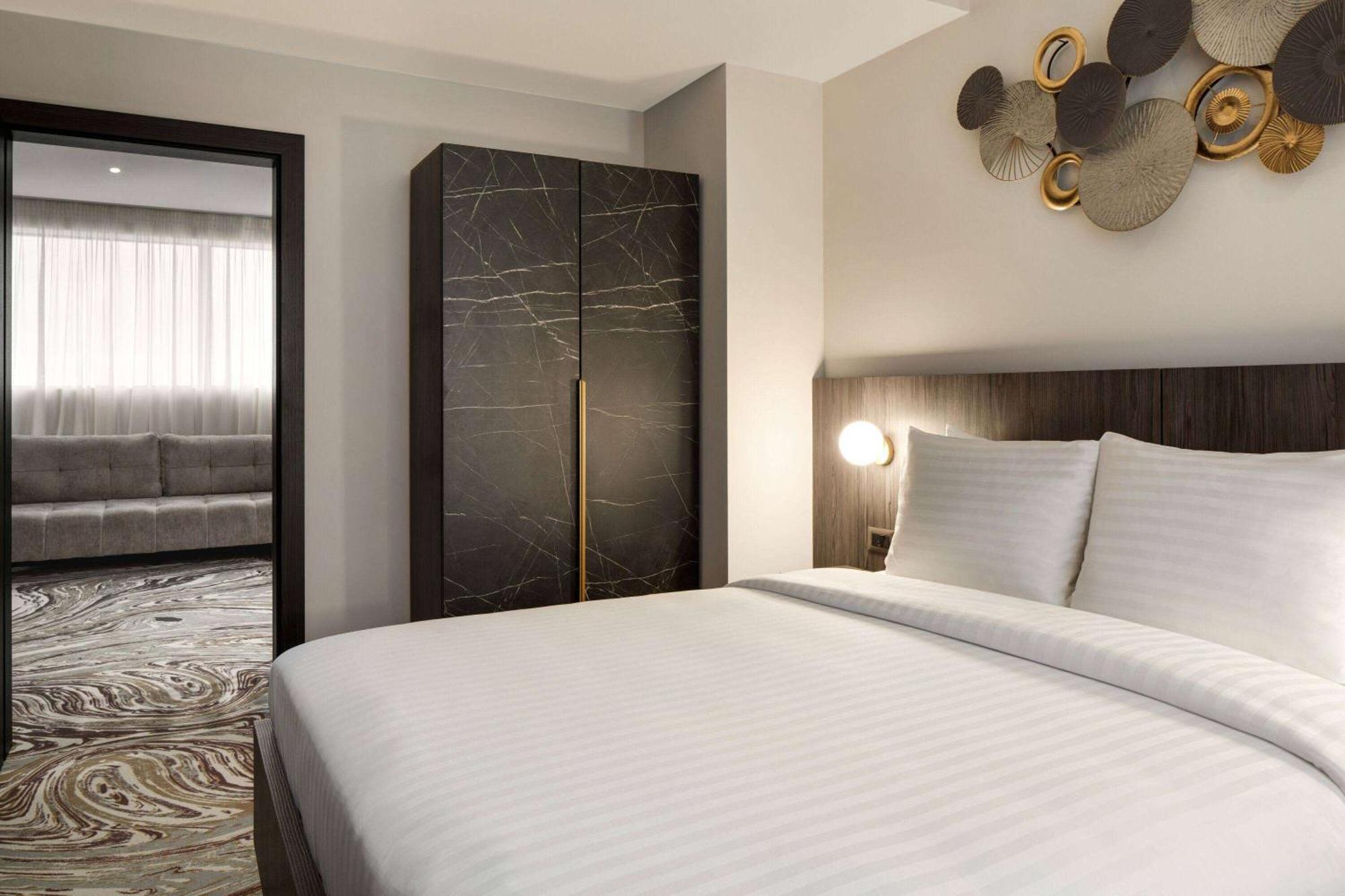 Ramada By Wyndham Bucharest Otopeni Airport Екстериор снимка