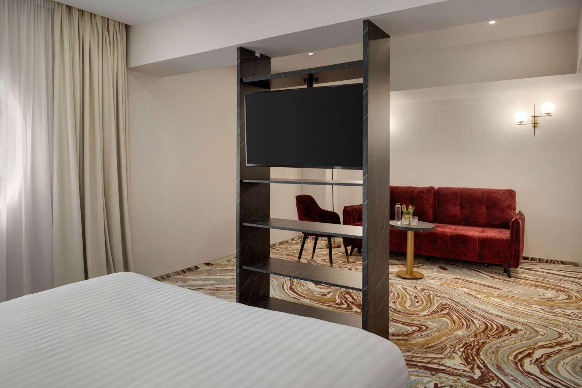 Ramada By Wyndham Bucharest Otopeni Airport Екстериор снимка